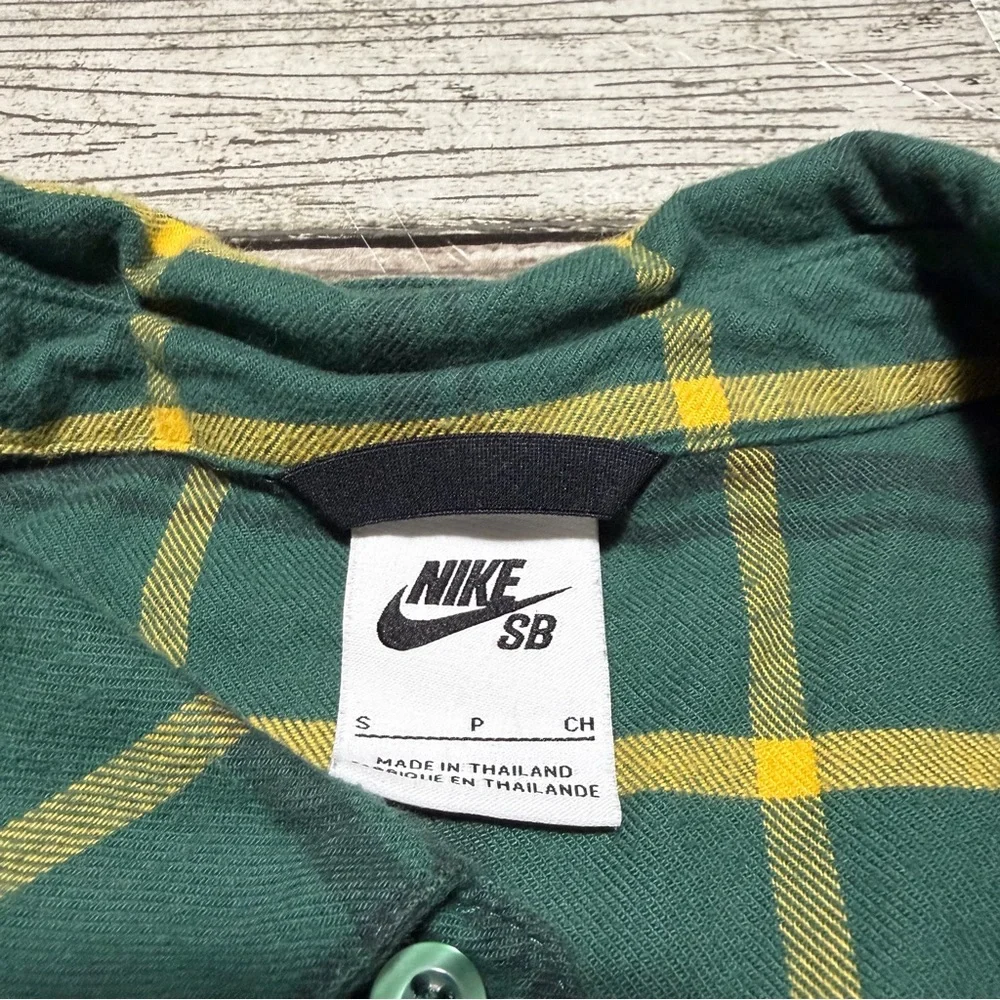 NIKE SB Flannel Shirt Men’s S Green Plaid Button Up Casual 100% Cotton